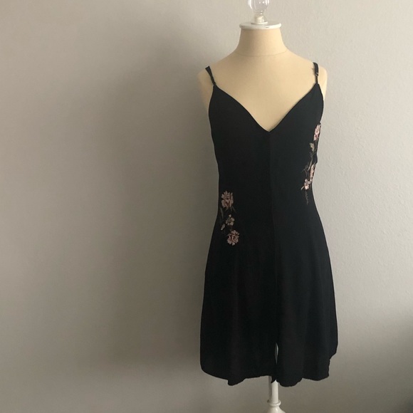 Kendall & Kylie Dresses & Skirts - ⭐️Kendall & Kylie Black Spaghetti Strap Floral Mini Dress